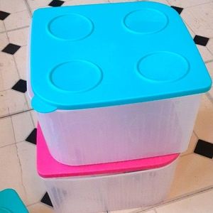 Tupperware fresh and cool set.